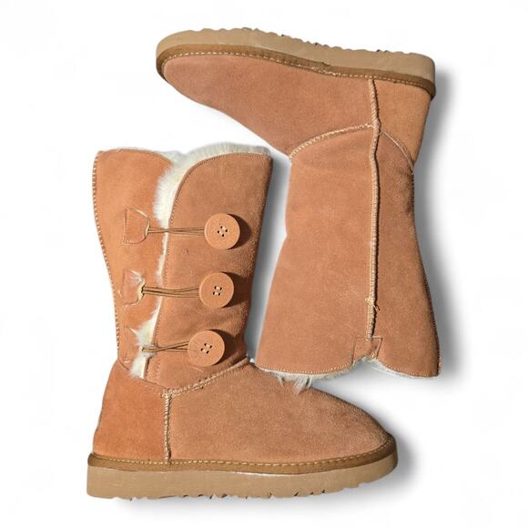 UGG Australia Bailey Button Triplet Boots Chestnut Suede Size 8 Sheepskin NWOT - Picture 1 of 9